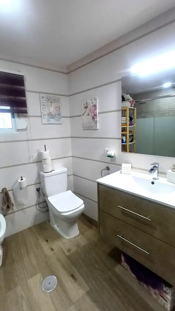 Badezimmer von Wohnung zum Verkauf in Huelva mit Klimaanlage