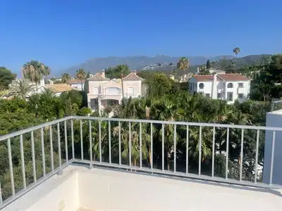 Vista exterior de Casa o xalet en venda en Marbella amb Aire condicionat, Calefacció i Jardí privat