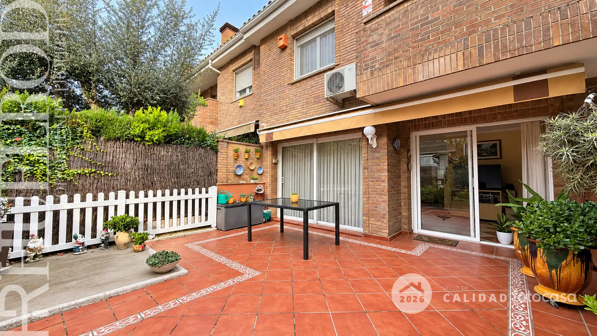 Vista exterior de Casa adosada en venta en Cerdanyola del Vallès con Aire acondicionado, Calefacción y Jardín privado