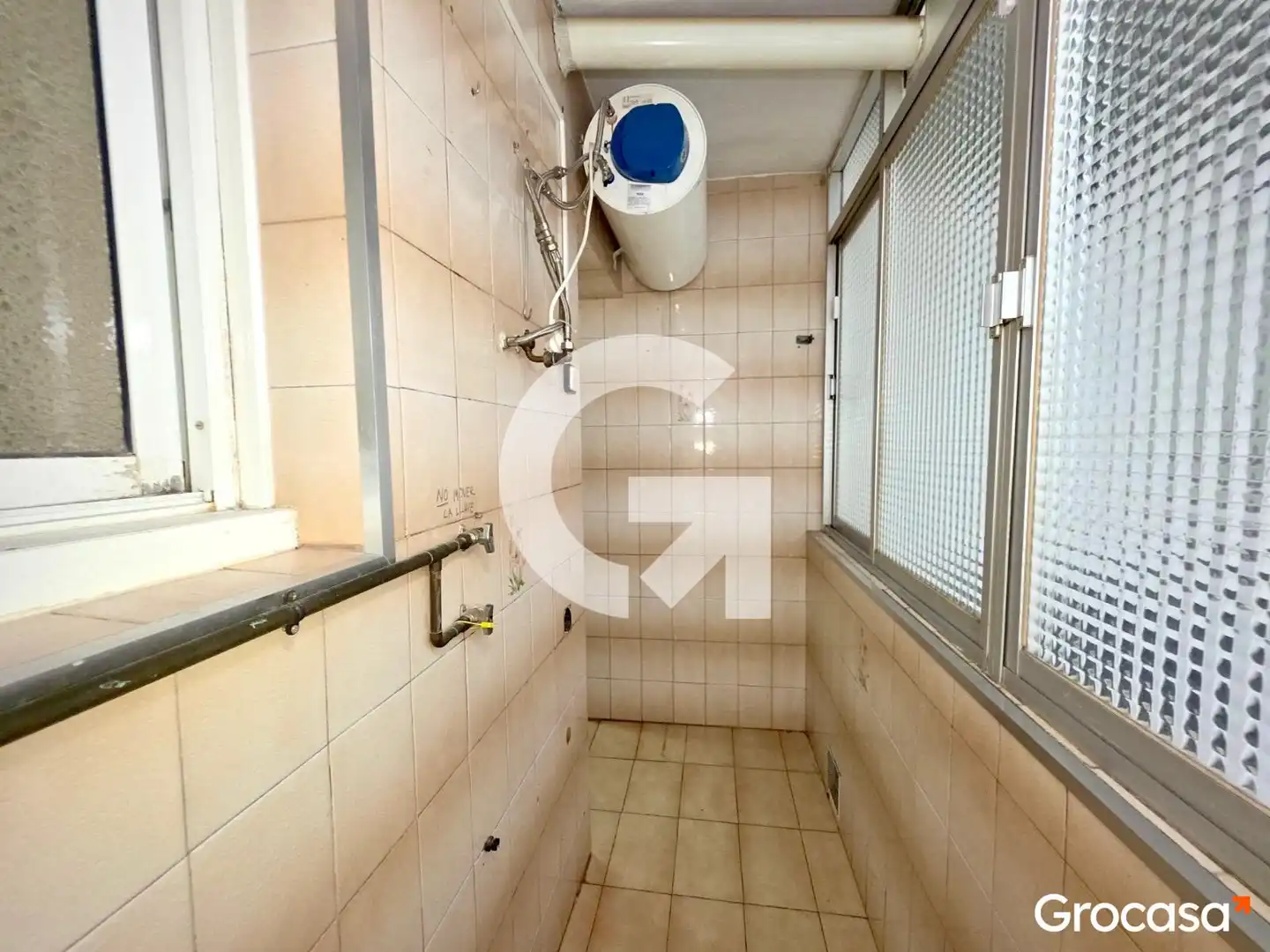 Bathroom of Flat for sale in Cornellà de Llobregat  with Air Conditioner, Heating and Oven