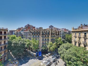 Pis amb balcó en venda a Eixample