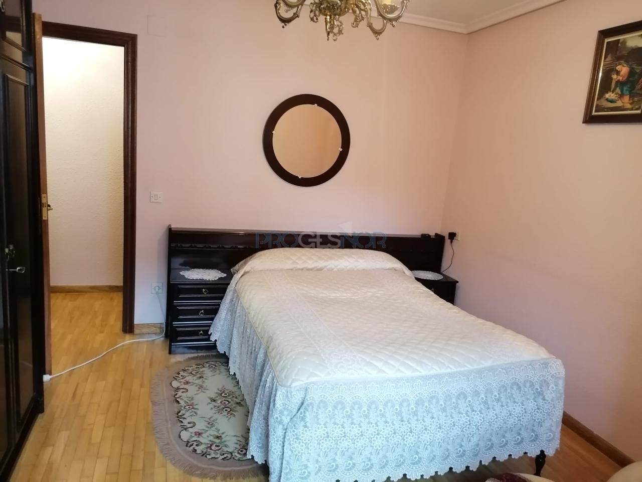 Dormitori de Pis en venda en León Capital  amb Calefacció, Parquet i Terrassa