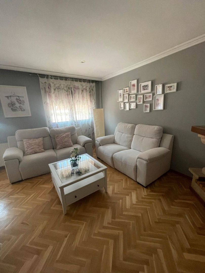 Sala d'estar de Casa adosada en venda en Salamanca Capital amb Calefacció, Parquet i Terrassa