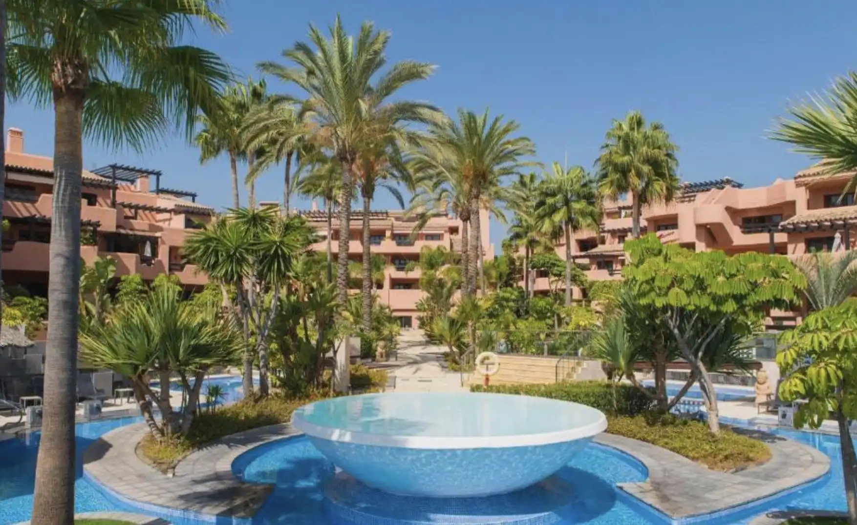 Vista exterior de Apartamento en venta en Estepona con Aire acondicionado, Terraza y Piscina