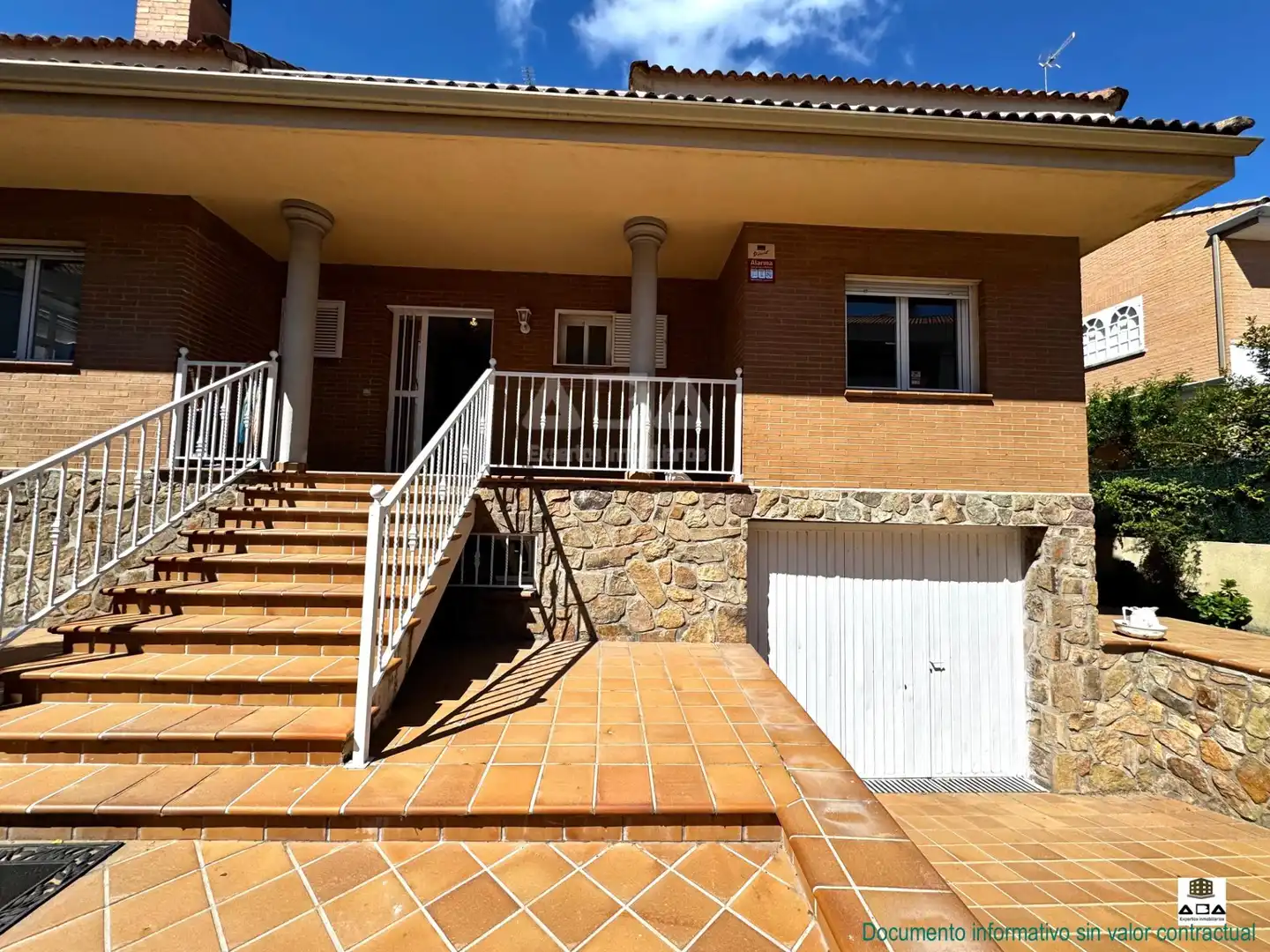 Vista exterior de Casa o xalet en venda en Villanueva de la Cañada amb Aire condicionat, Calefacció i Jardí privat