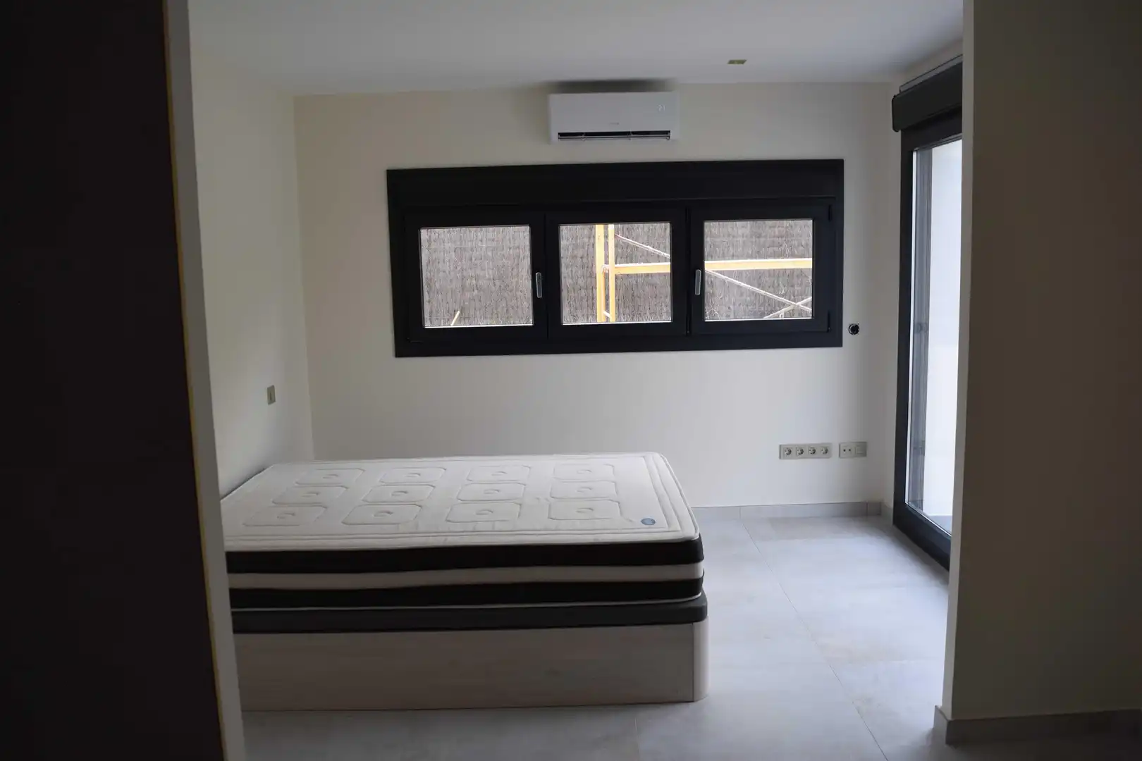 Dormitori de Apartament de lloguer en Villaviciosa de Odón amb Aire condicionat, Calefacció i Jardí privat