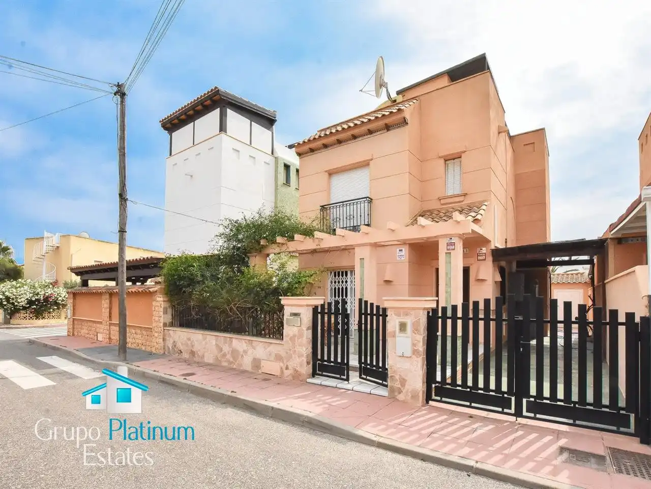 Detached house with garden for sale in San Juan de los Terreros