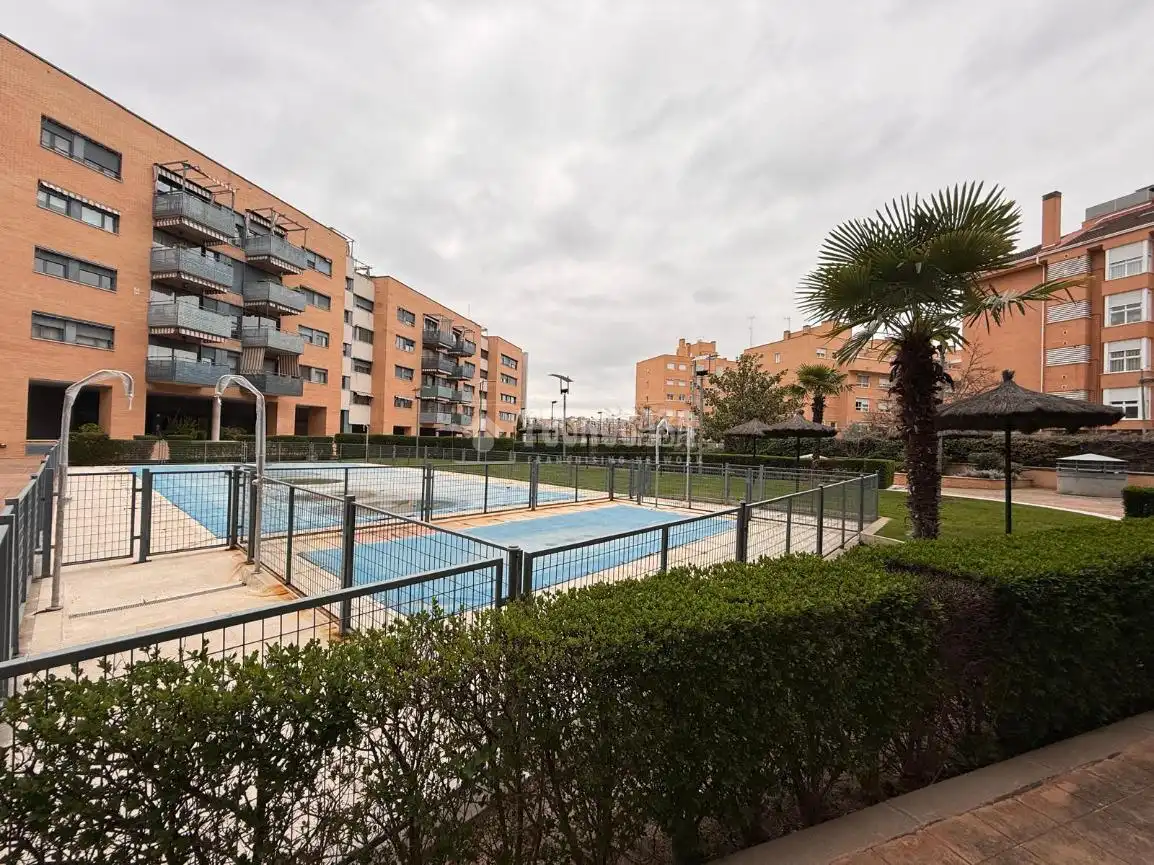 Piscina de Piso en venta en Alcorcón con Calefacción y Balcón