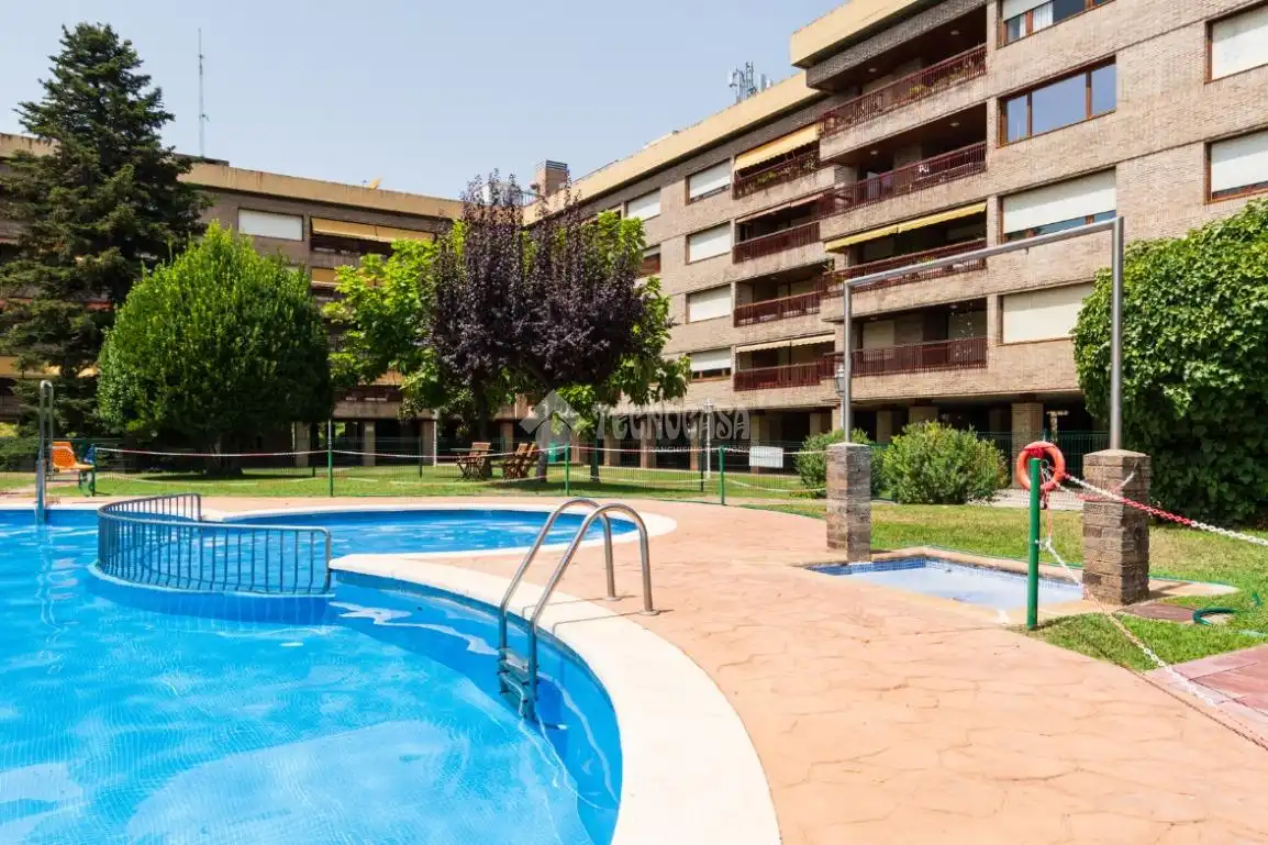 Piscina de Piso en venta en Zaragoza con Calefacción, Terraza y Balcón