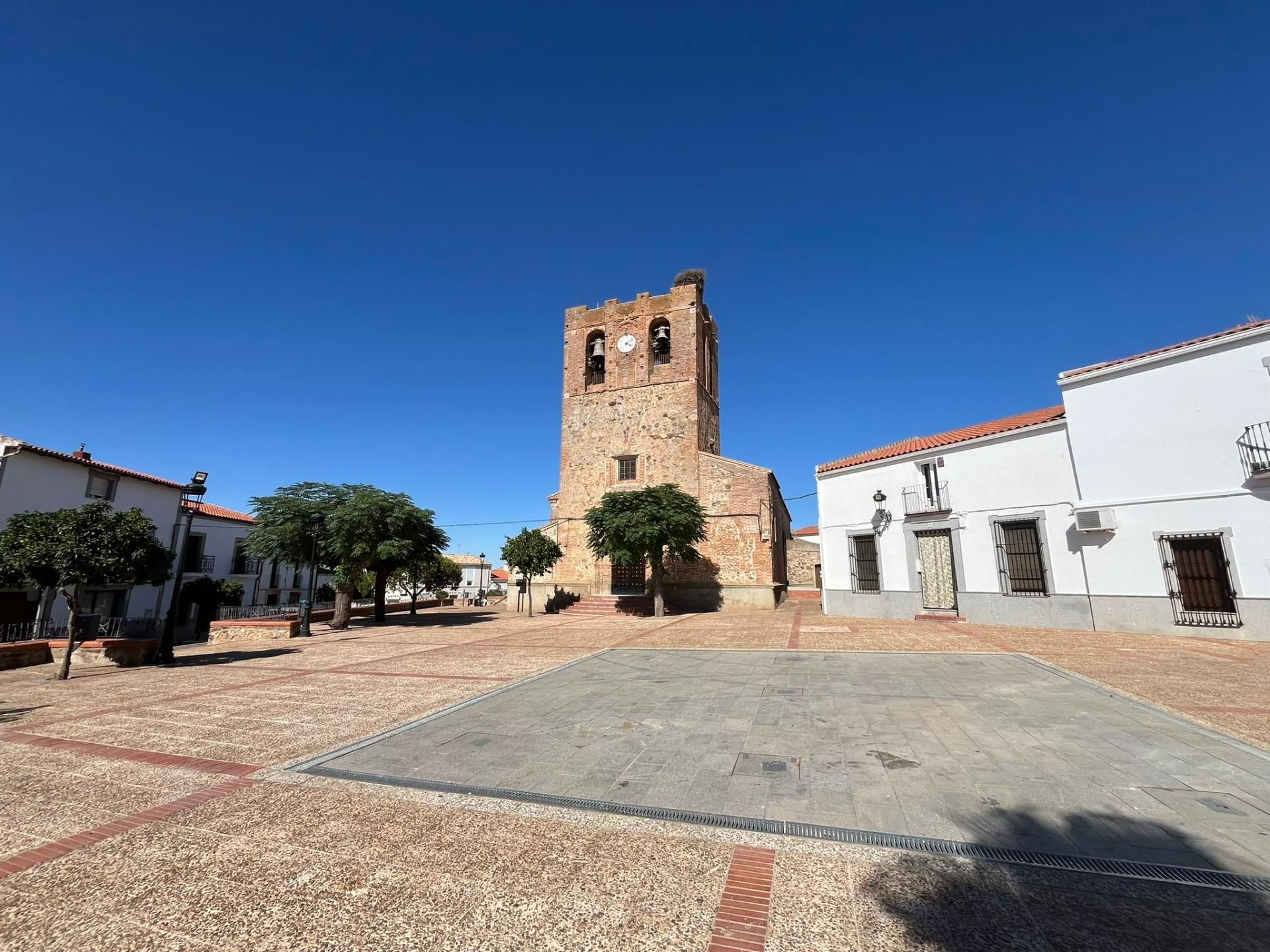 Vista exterior de Pis en venda en Hinojosa del Valle amb Terrassa i Balcó
