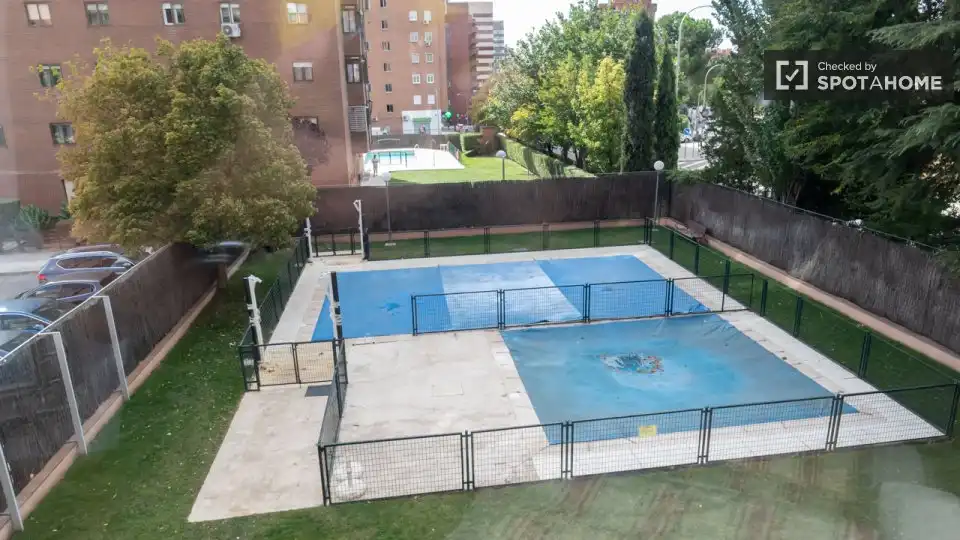 Swimming pool of Flat for share in Madrid  with Air Conditioner, Heating and Furnished