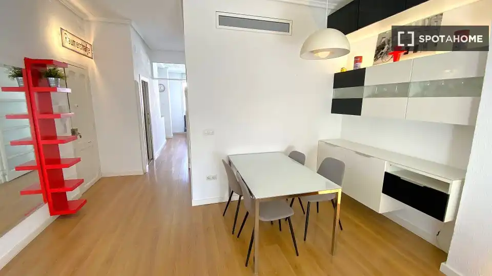 Flat with terrace to rent in Extramurs