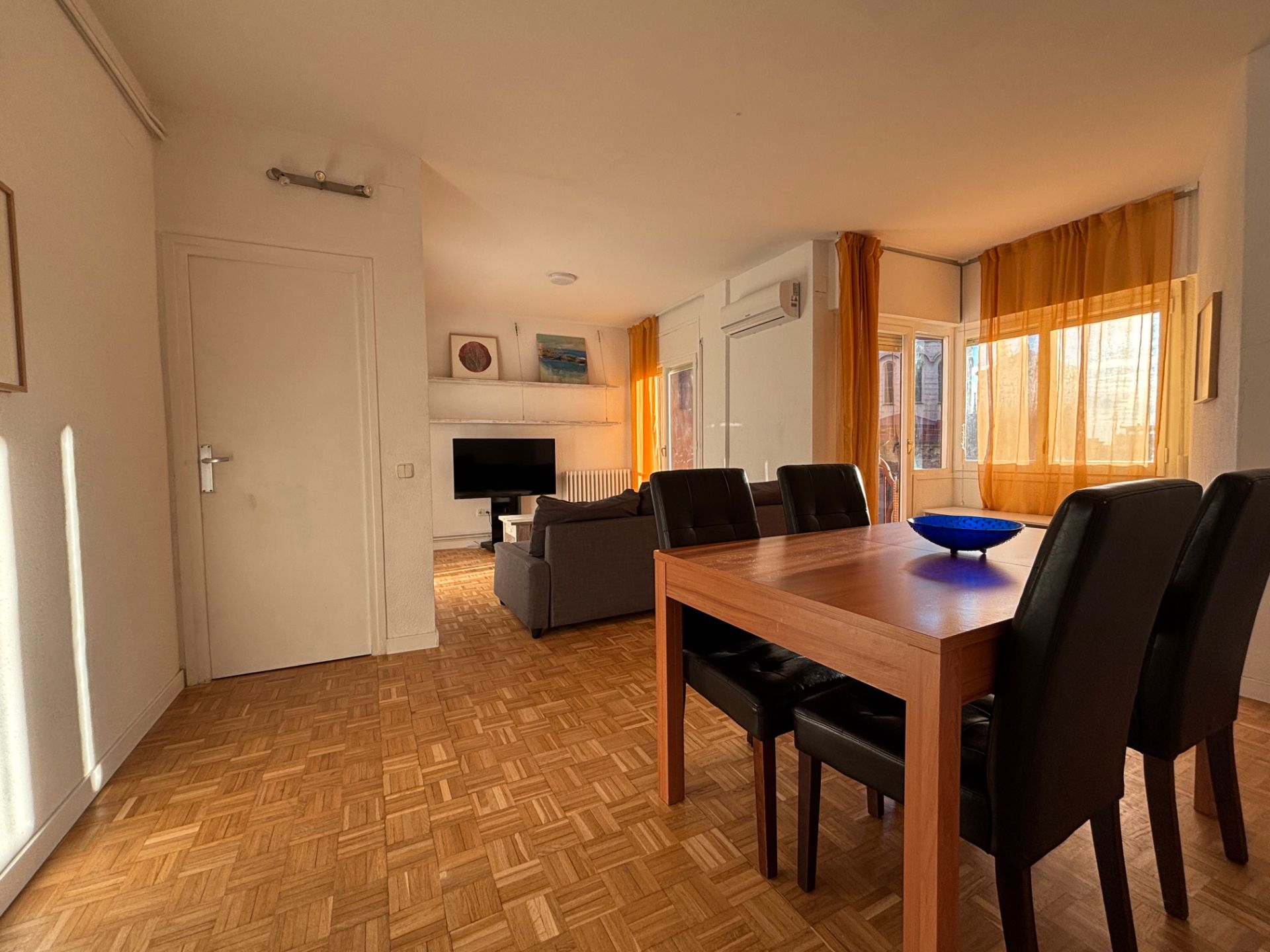Living room of Flat to rent in  Barcelona Capital  with Air Conditioner, Heating and Parquet flooring