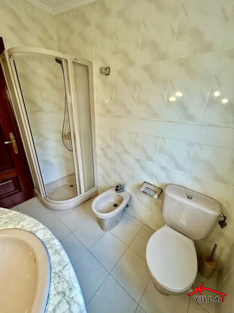Badezimmer von Haus oder Chalet zum Verkauf in Laredo mit Heizung und Terrasse