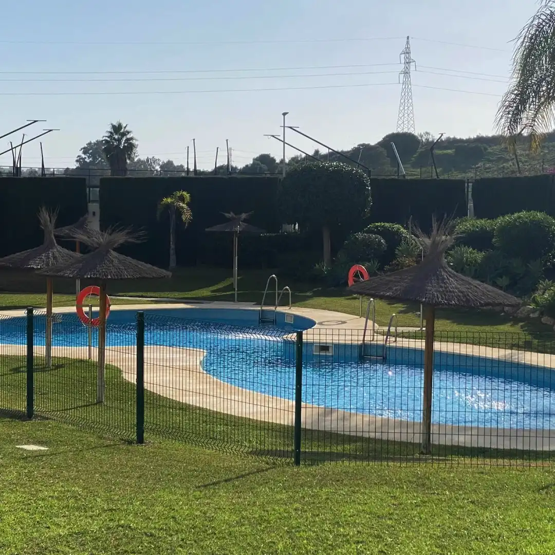 Schwimmbecken von Einfamilien-Reihenhaus zum Verkauf in Estepona mit Klimaanlage, Terrasse und Schwimmbad