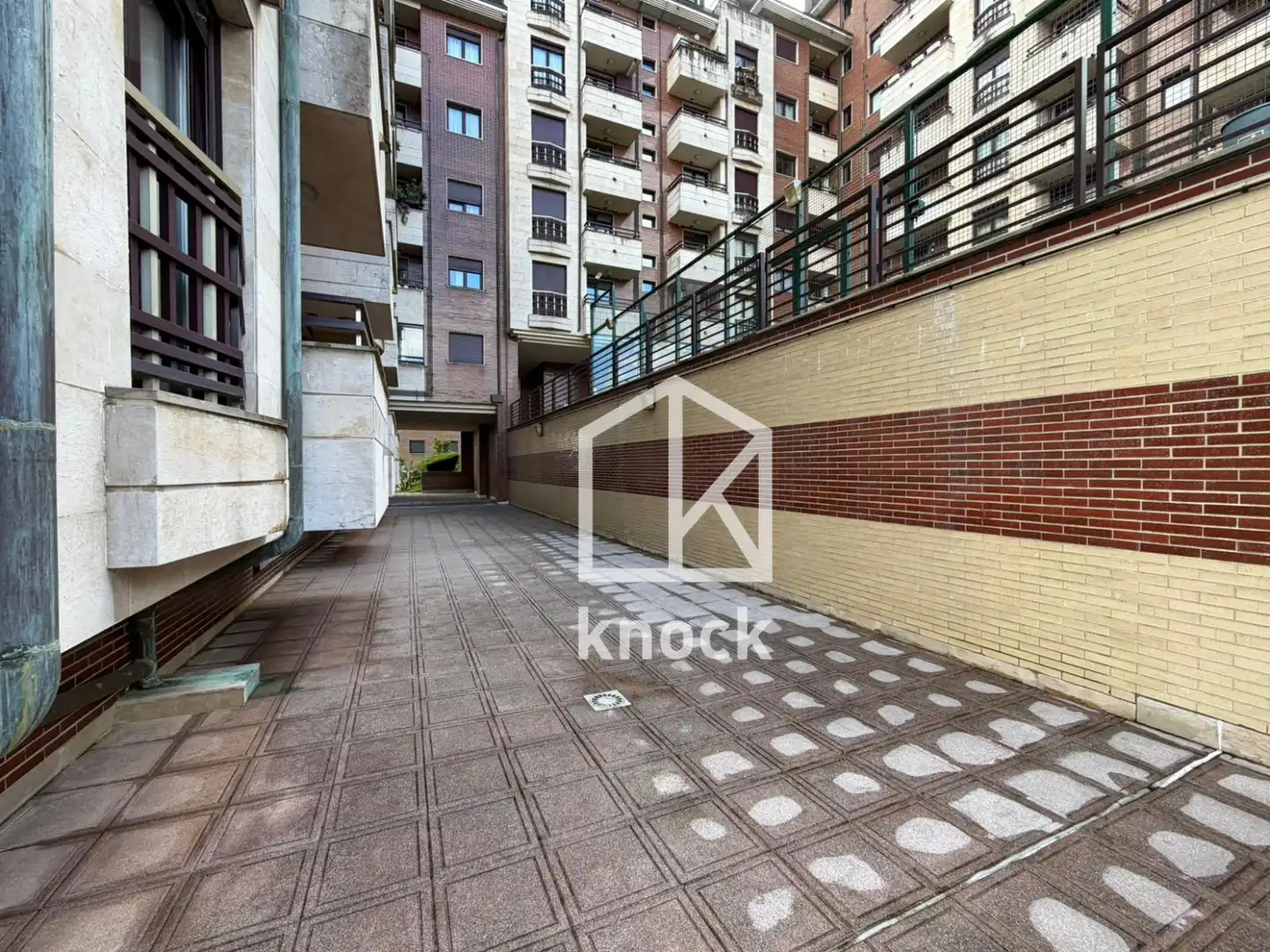 Parking de Piso en venta en Oviedo  con Calefacción, Jardín privado y Trastero