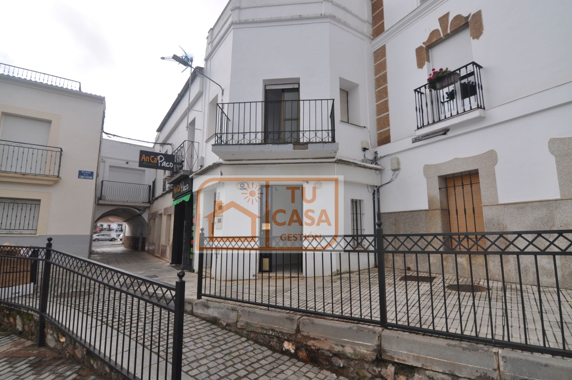 Vista exterior de Casa o xalet en venda en Sierra de Fuentes amb Terrassa, Traster i Moblat