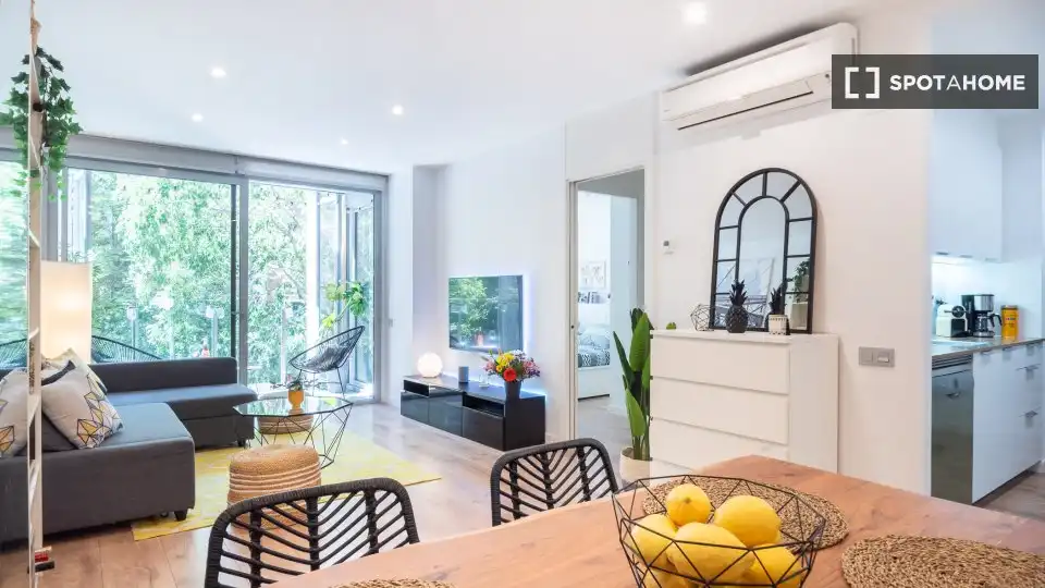 Flat with terrace to rent in Eixample