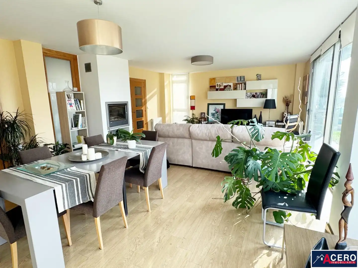 Sala d'estar de Casa o xalet en venda en Santa Cruz de Bezana amb Jardí privat i Piscina comunitària