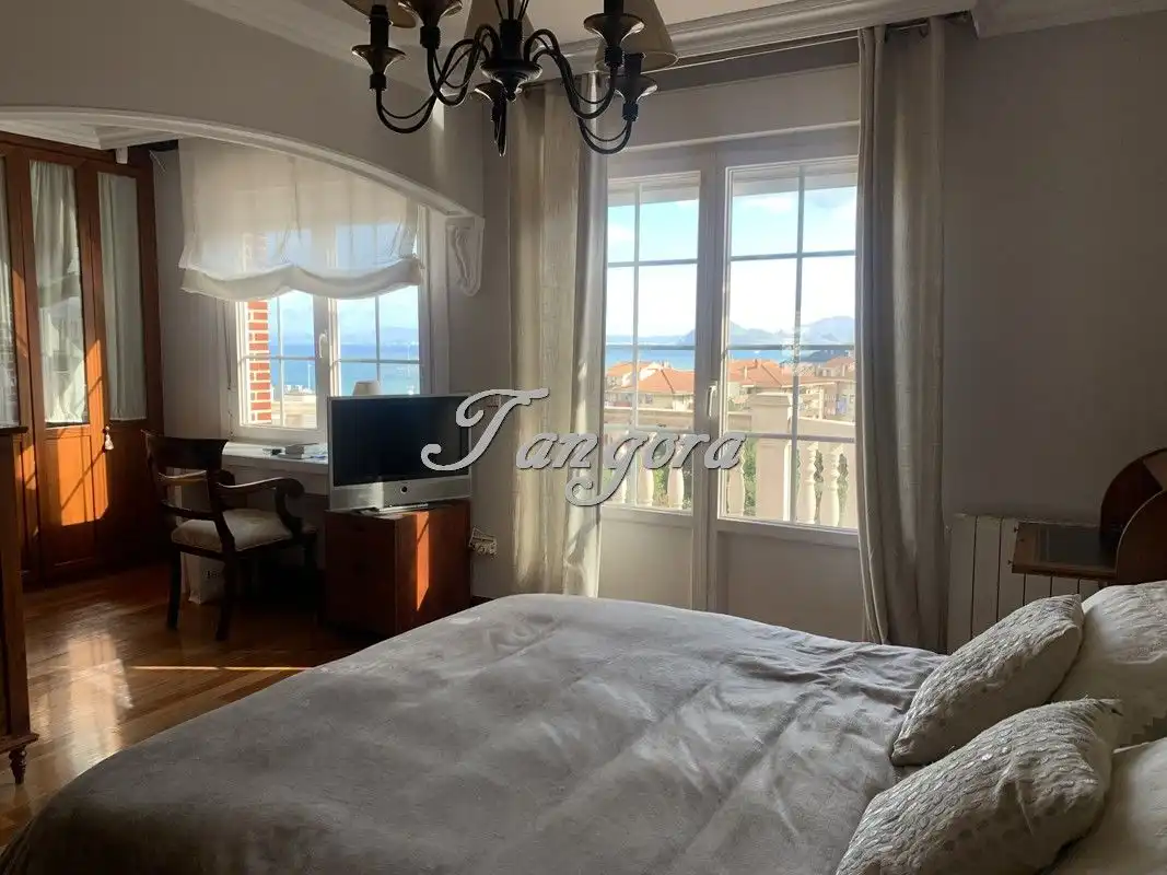 Schlafzimmer von Einfamilien-Reihenhaus zum Verkauf in Castro-Urdiales mit Heizung, Parkett und Terrasse