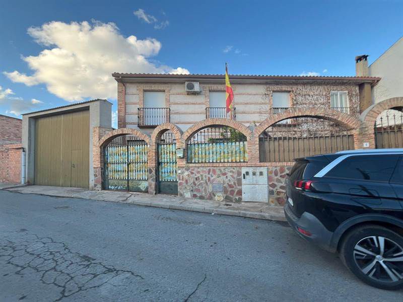 Vista exterior de Casa o xalet en venda en Alcolea de Calatrava amb Terrassa