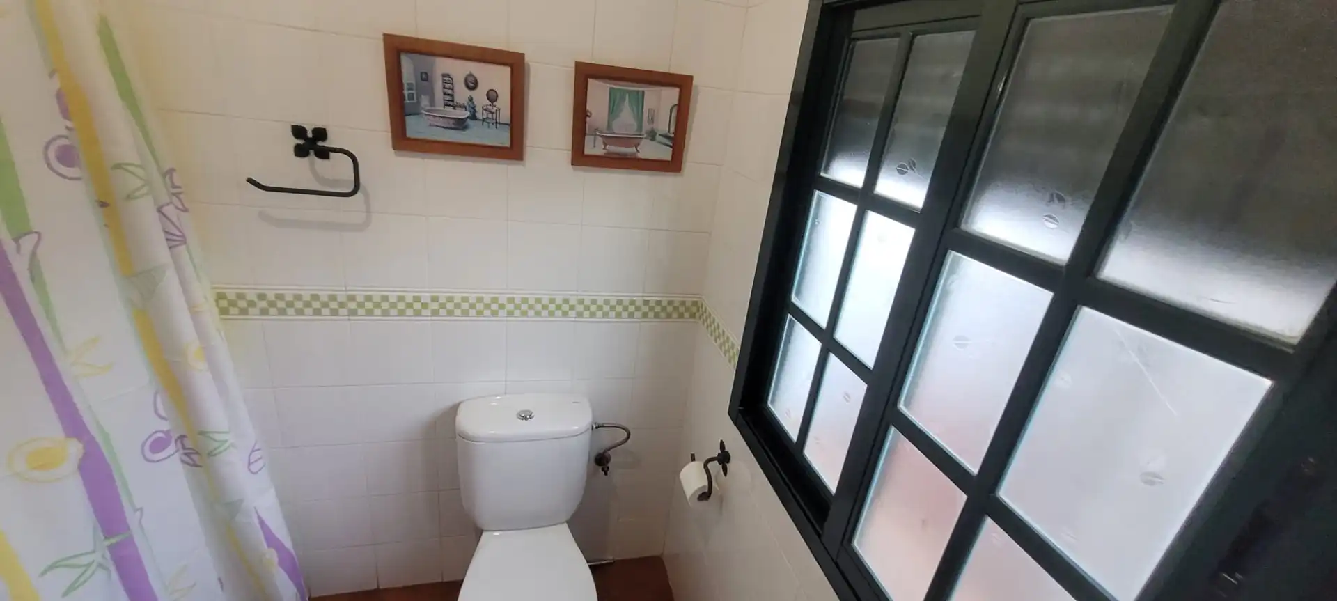 Bany de Finca rústica en venda en Los Barrios amb Jardí privat, Piscina i Moblat