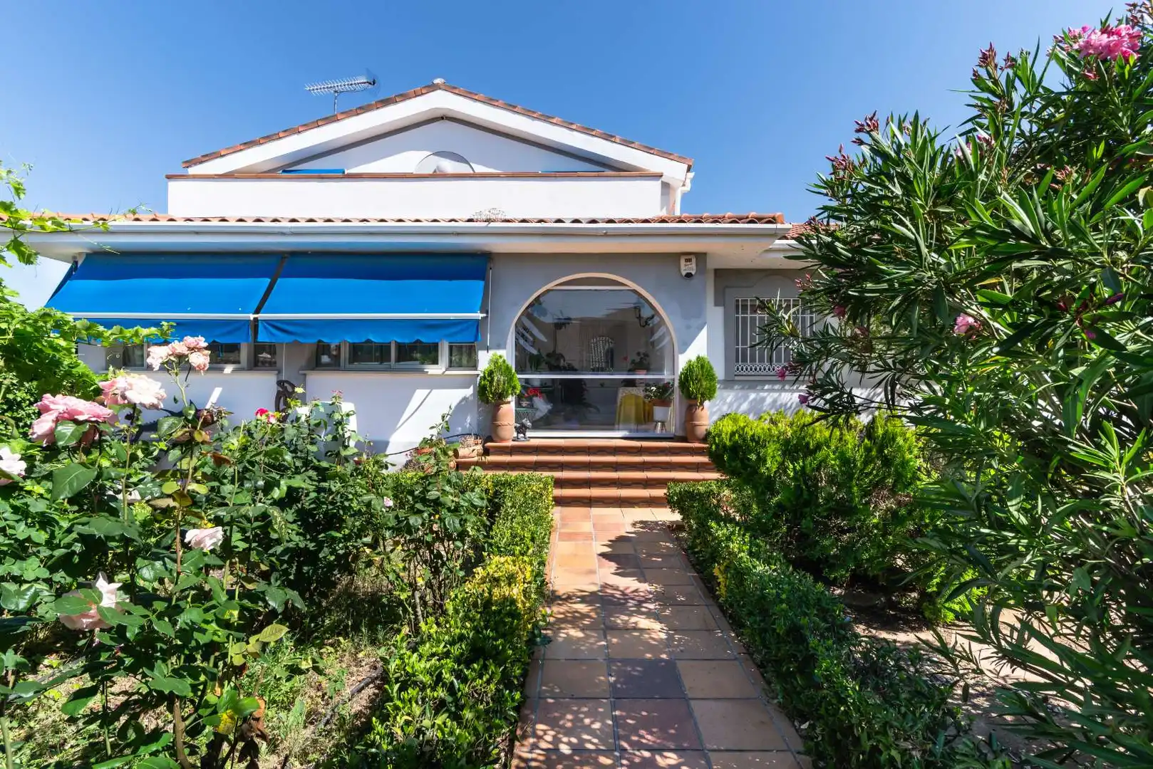 Vista exterior de Casa o xalet en venda en Nuevo Baztán amb Aire condicionat, Calefacció i Jardí privat