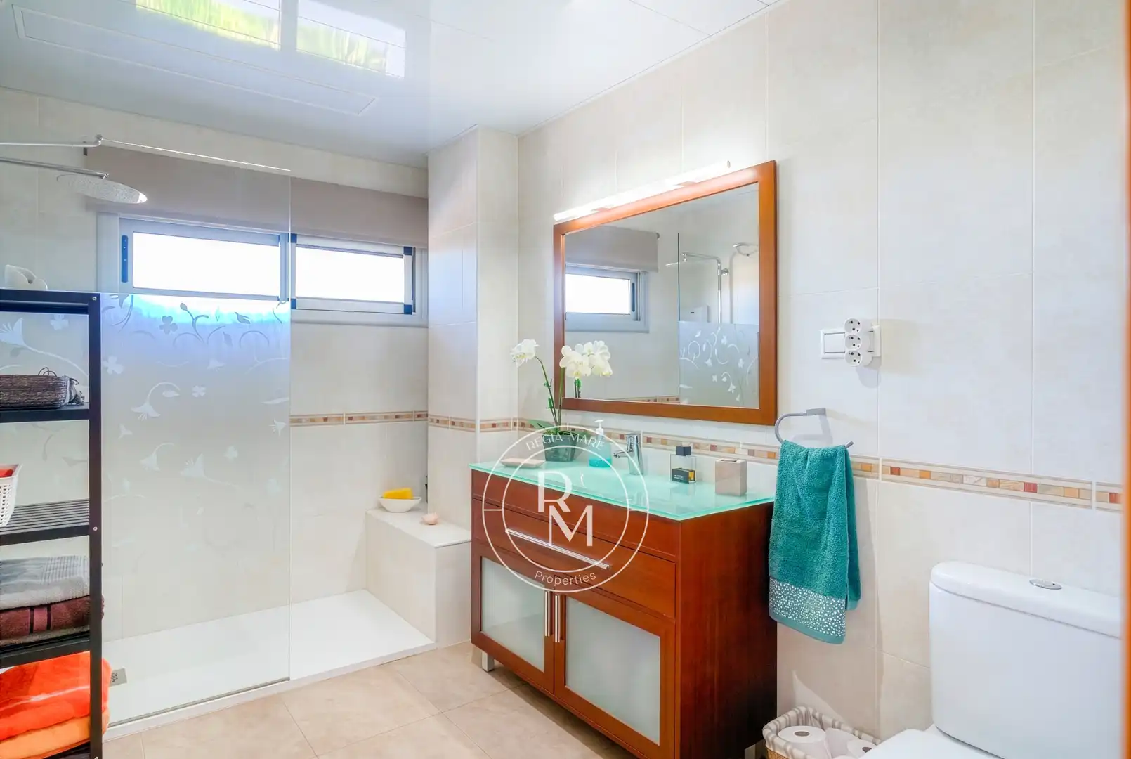 Baño de Casa adosada en venta en Roda de Berà con Aire acondicionado, Calefacción y Jardín privado