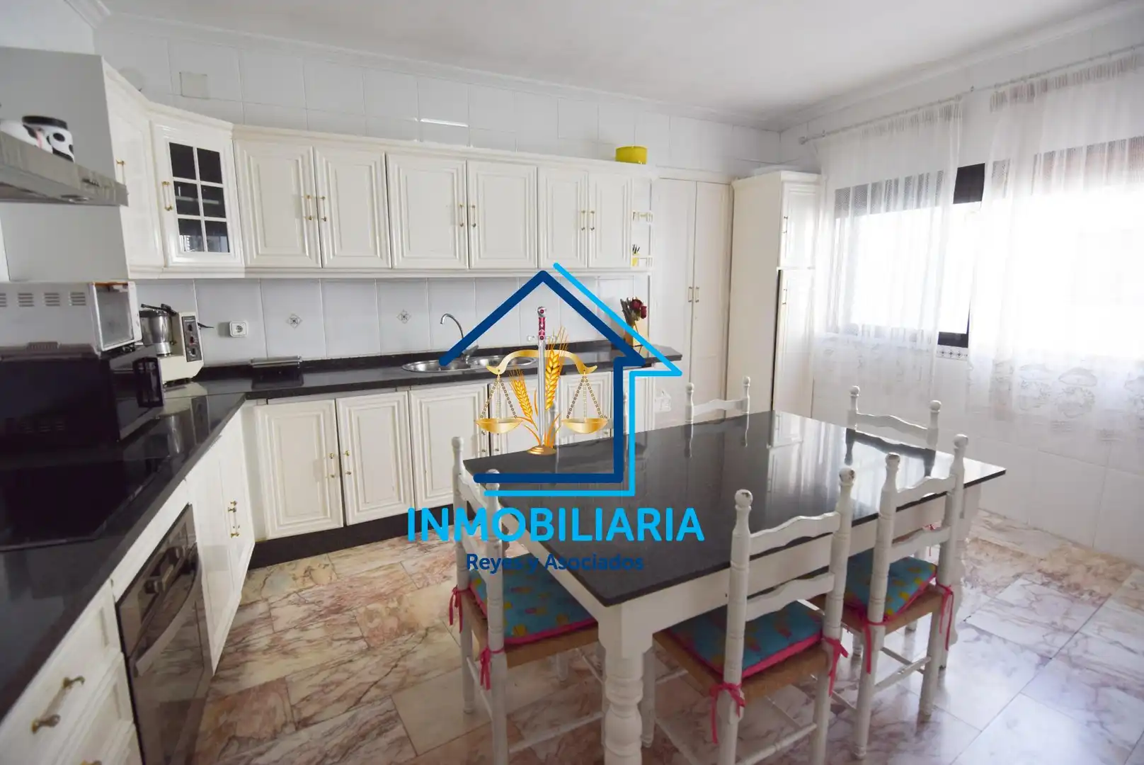 Cuina de Casa o xalet en venda en Córdoba amb Aire condicionat