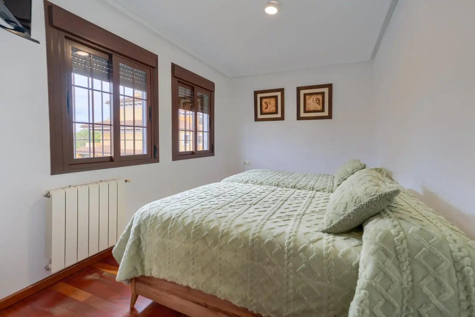 Dormitori de Casa adosada en venda en Espartinas amb Jardí privat, Terrassa i Piscina comunitària
