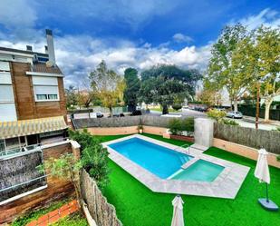 Piscina de Casa adosada en venda en Cerdanyola del Vallès amb Calefacció, Jardí privat i Terrassa