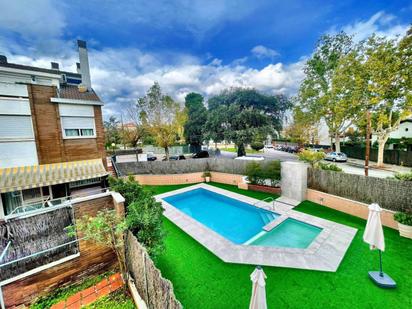 Piscina de Casa adosada en venda en Cerdanyola del Vallès amb Calefacció, Jardí privat i Terrassa