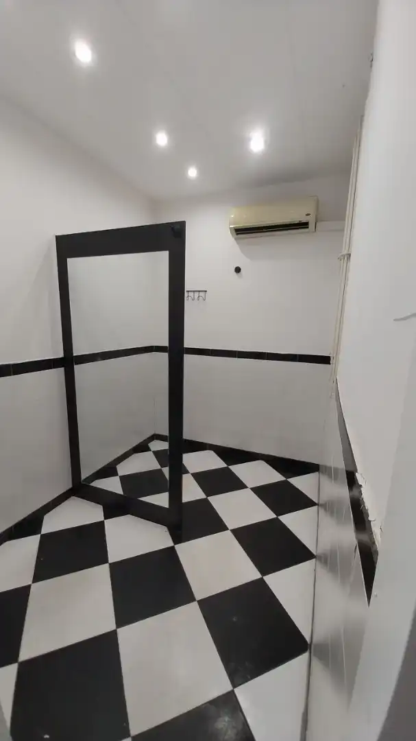 Badezimmer von Geschaftsraum zur Miete in Barcelona mit Klimaanlage und Heizung