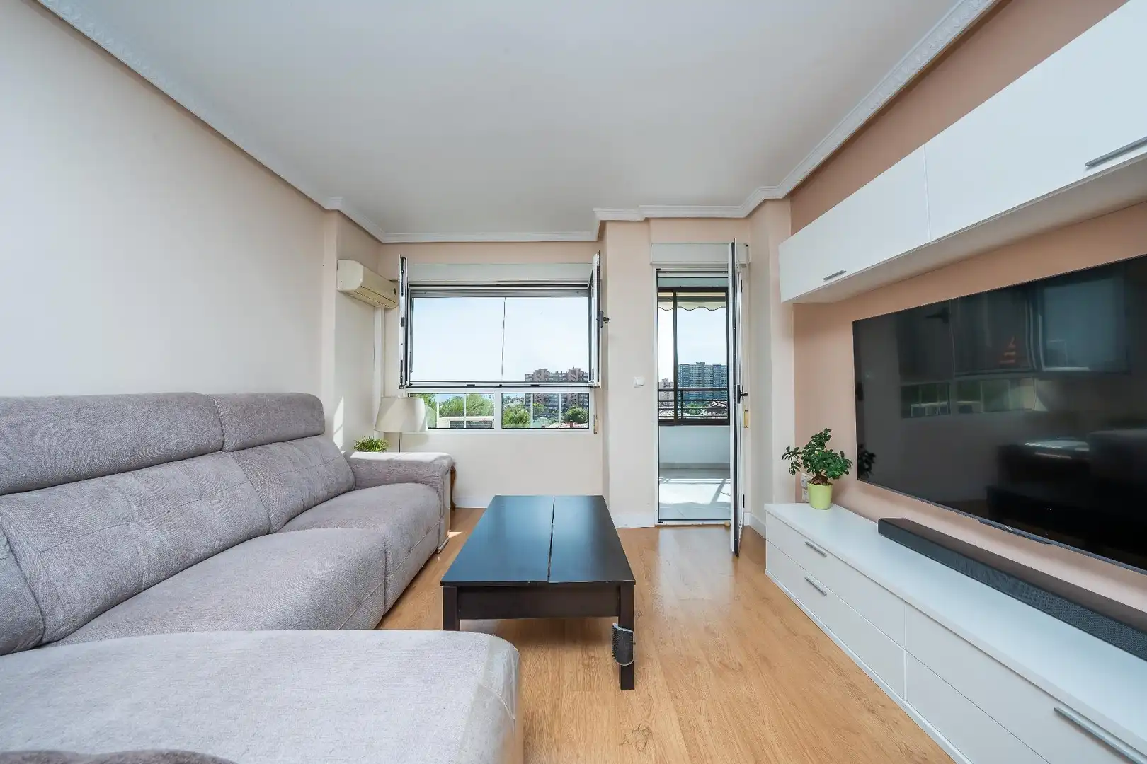 Sala d'estar de Apartament en venda en Alicante / Alacant amb Piscina comunitària
