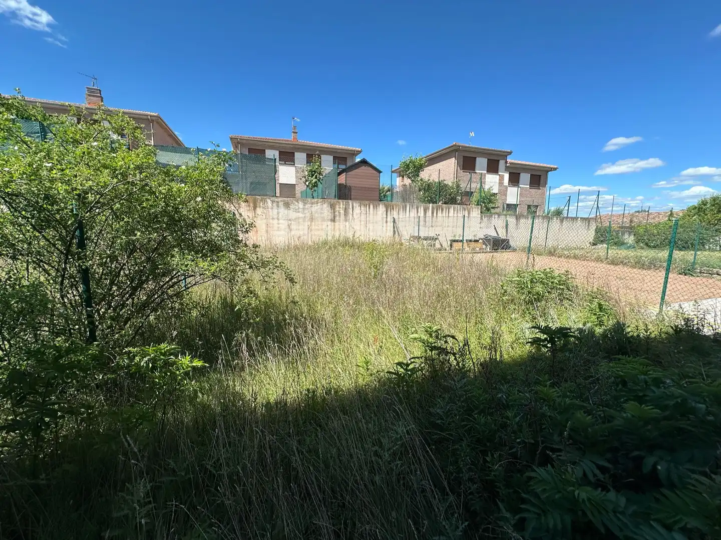 Einfamilien-Reihenhaus zum Verkauf in Villariezo mit Privatgarten