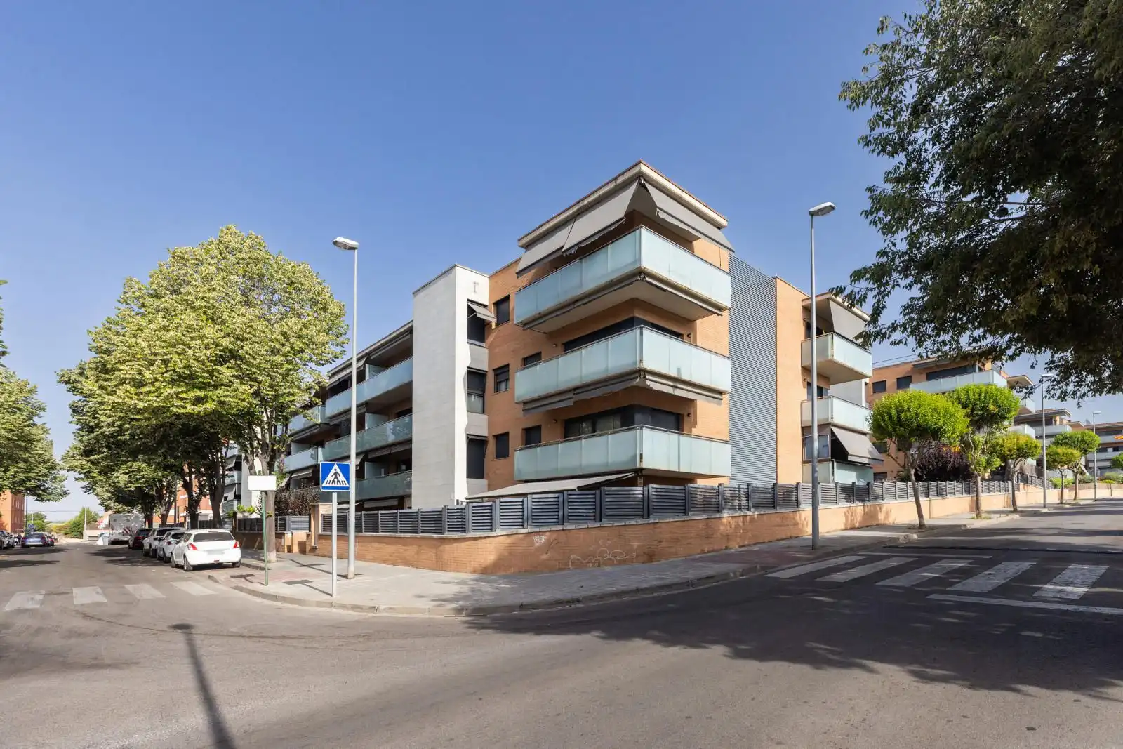 Vista exterior de Pis en venda en Parets del Vallès amb Calefacció, Jardí privat i Parquet