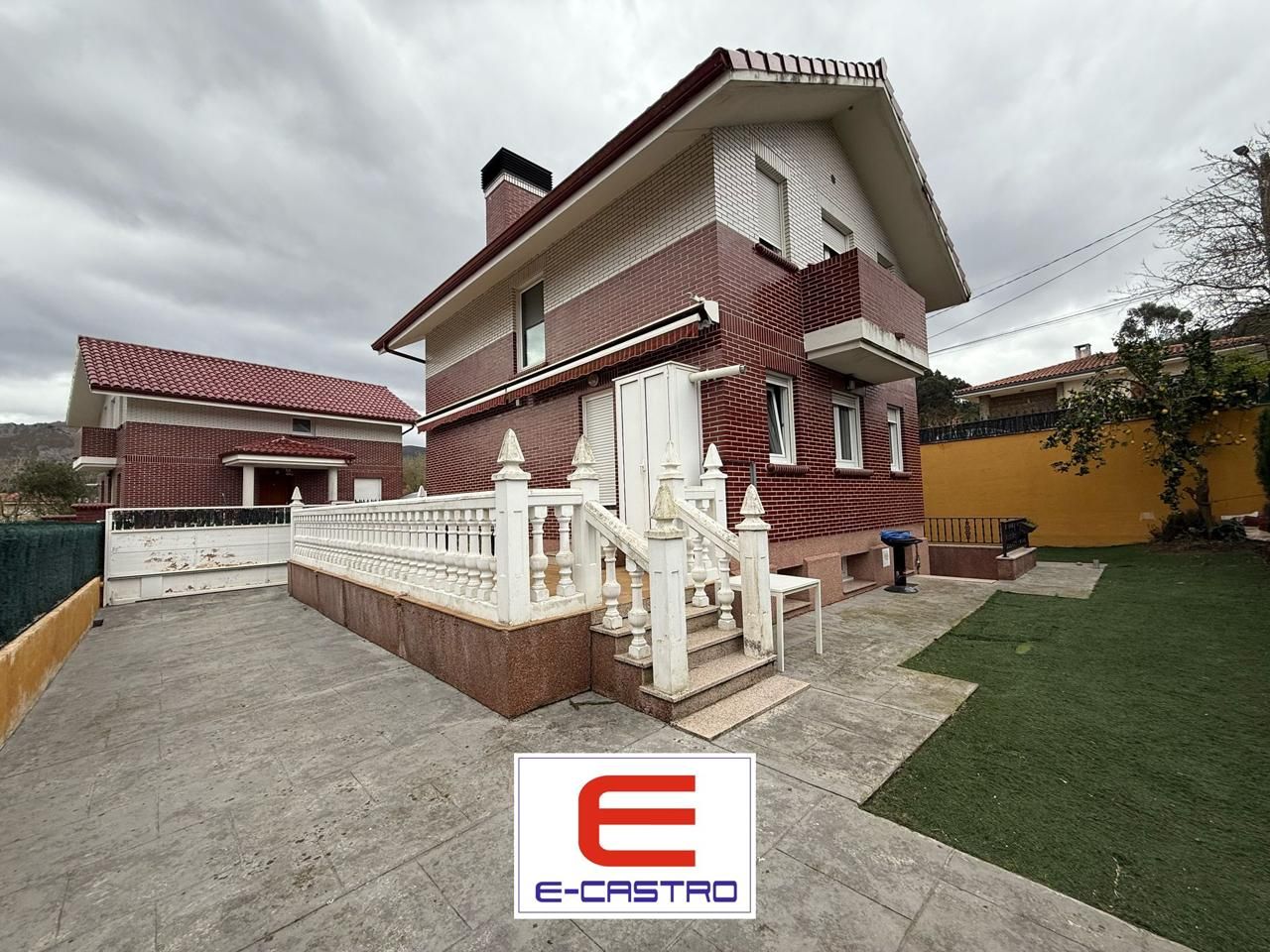 Vista exterior de Casa o xalet en venda en Castro-Urdiales amb Calefacció, Jardí privat i Parquet