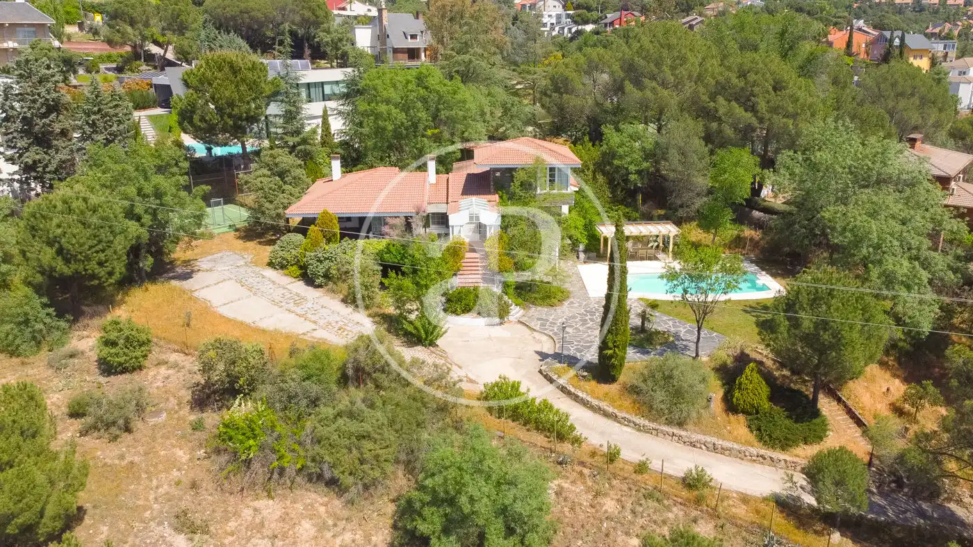 Vista exterior de Casa o xalet en venda en Torrelodones amb Calefacció, Jardí privat i Traster