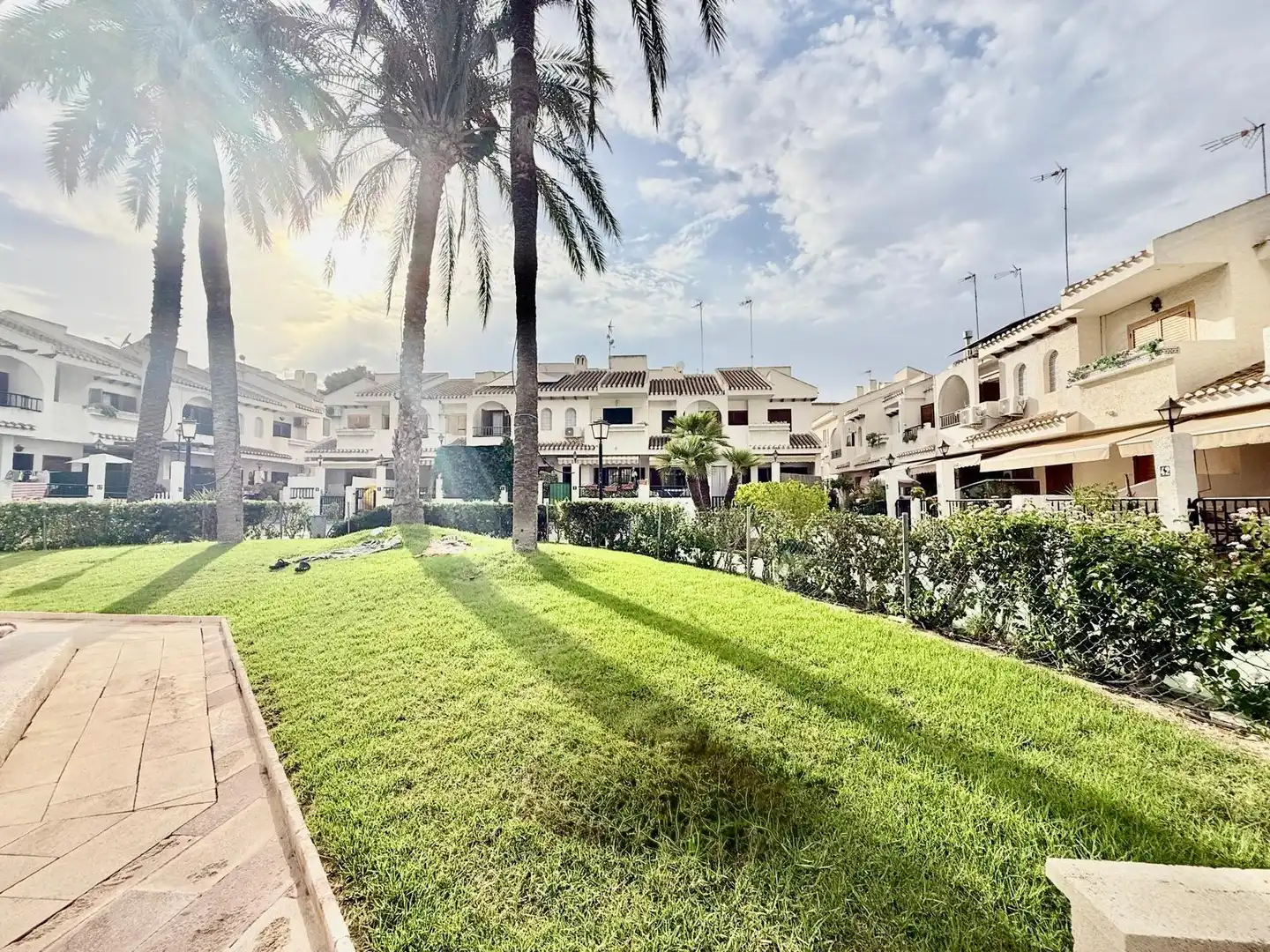 Vista exterior de Casa adosada en venda en San Pedro del Pinatar amb Aire condicionat, Calefacció i Jardí privat