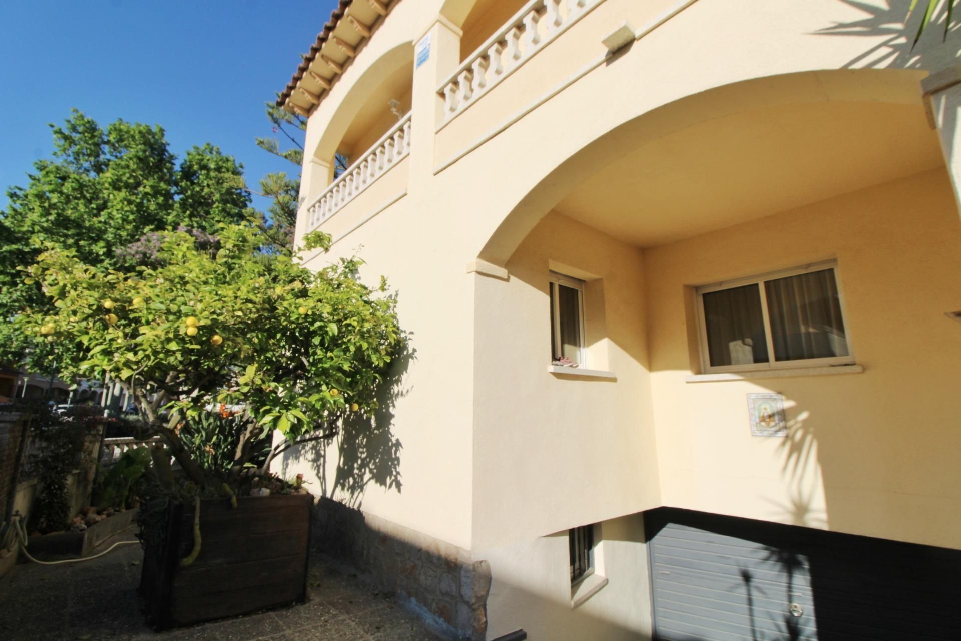 Vista exterior de Casa adosada en venta en El Vendrell con Calefacción, Jardín privado y Terraza