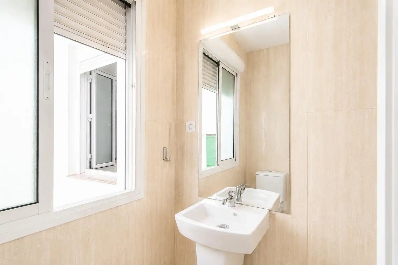 Bathroom of Flat for rent in Madrid  with Air Conditioner, Heating and Parquet flooring