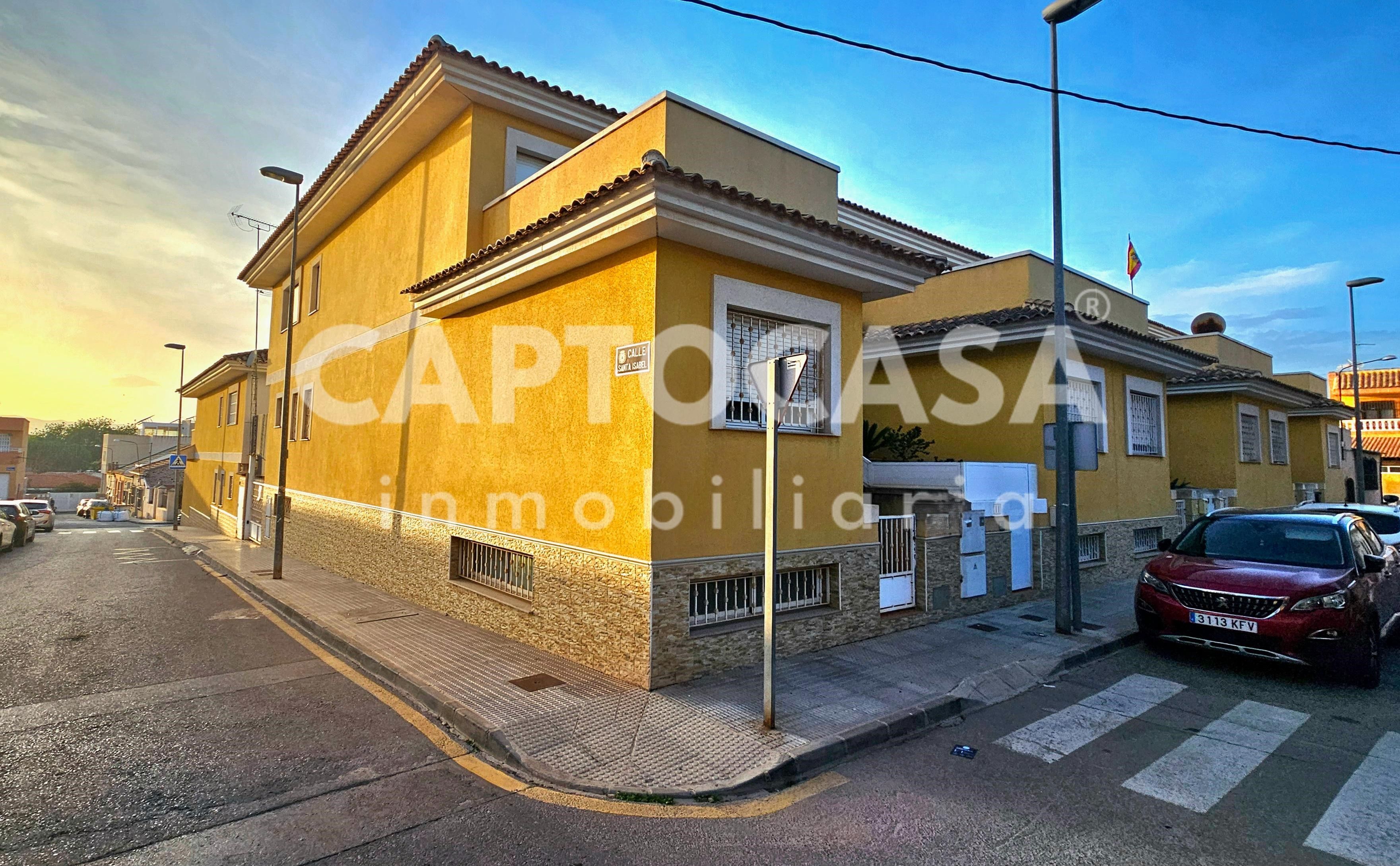 Vista exterior de Casa adosada en venda en Cartagena amb Terrassa