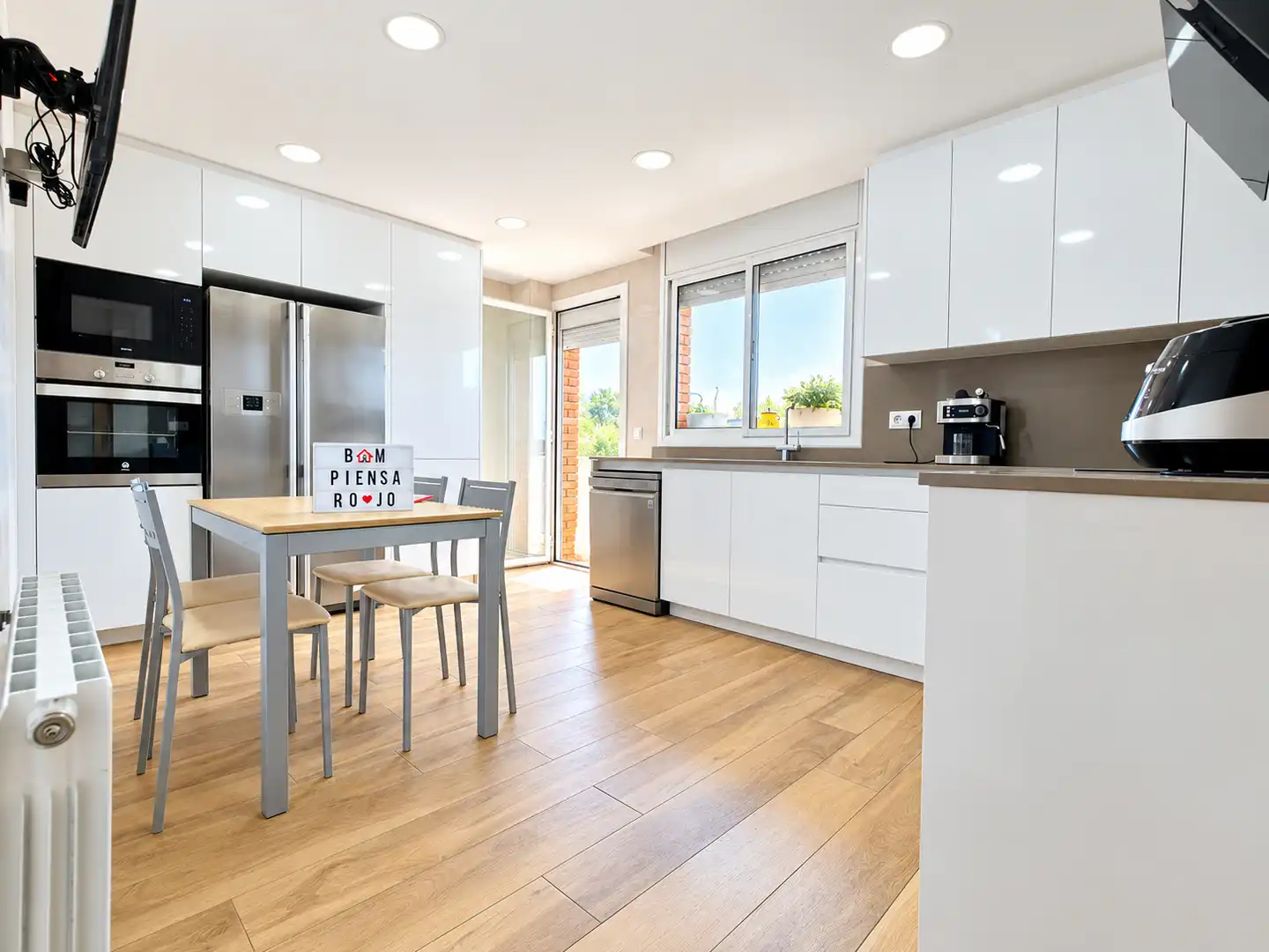 Cocina de Casa o chalet en venta en Sant Vicenç Dels Horts con Aire acondicionado, Calefacción y Jardín privado