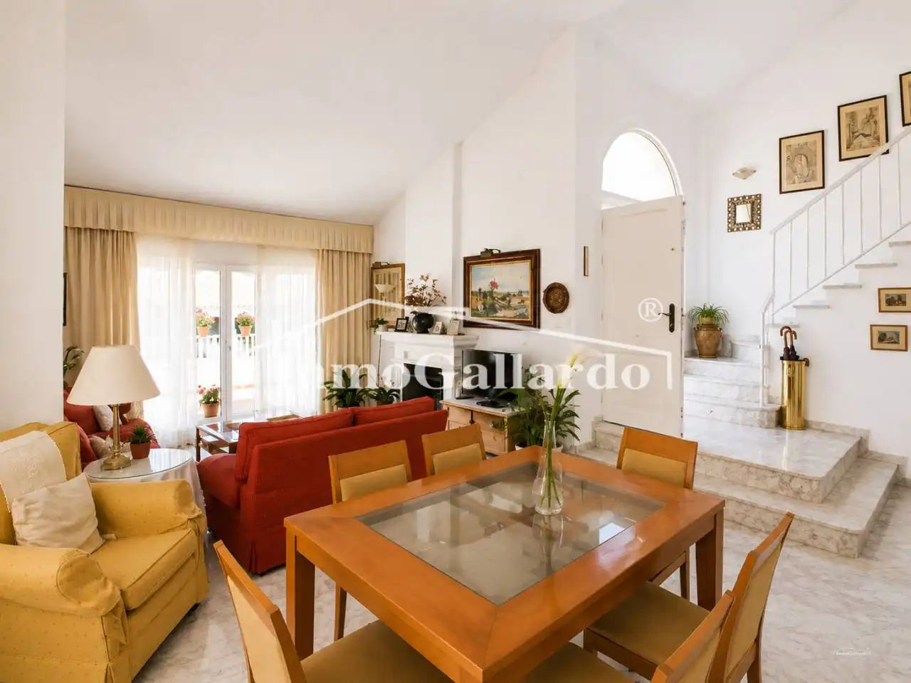 Sala d'estar de Casa adosada en venda en Málaga amb Aire condicionat, Jardí privat i Terrassa