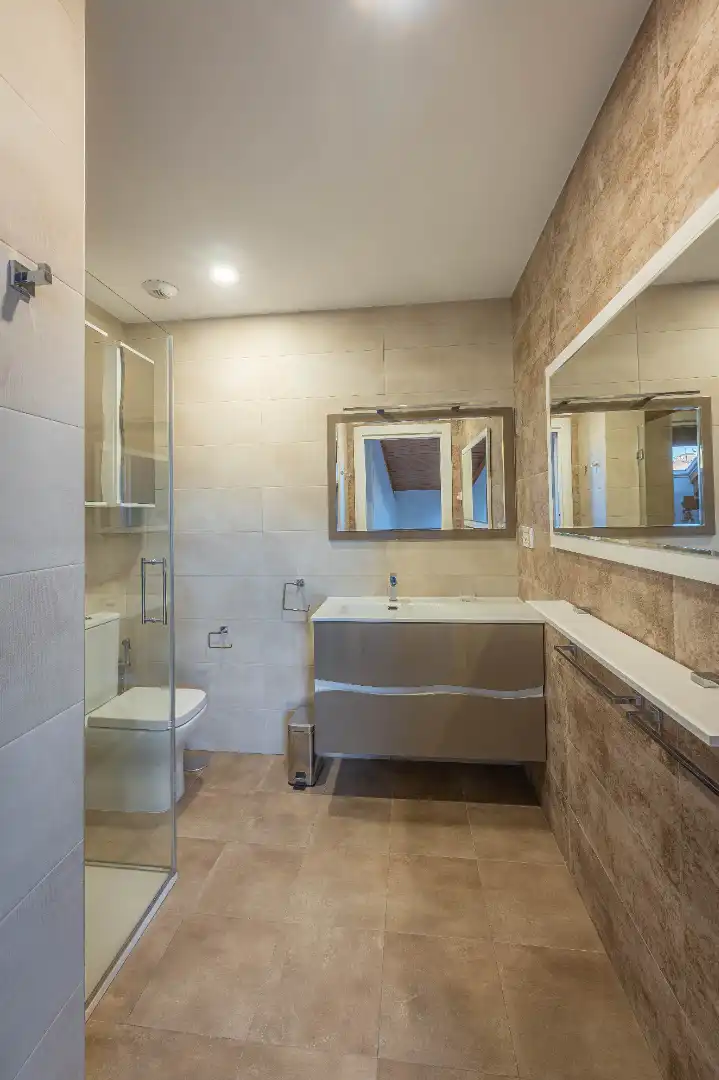 Badezimmer von Dachboden zum Verkauf in Valladolid mit Ofen, Waschmaschine und Mikrowelle