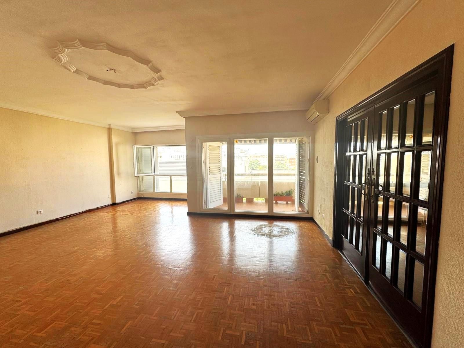 Living room of Flat for sale in  Cádiz Capital  with Parquet flooring and Terrace