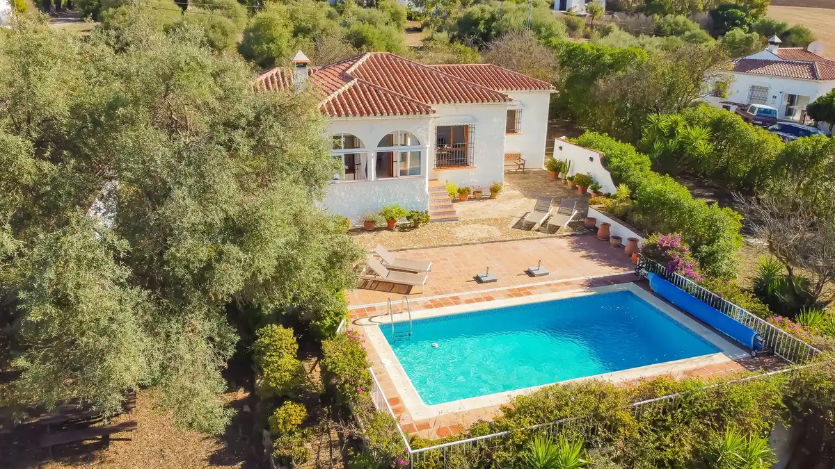 Vista exterior de Casa o xalet en venda en Almogía amb Aire condicionat, Jardí privat i Terrassa