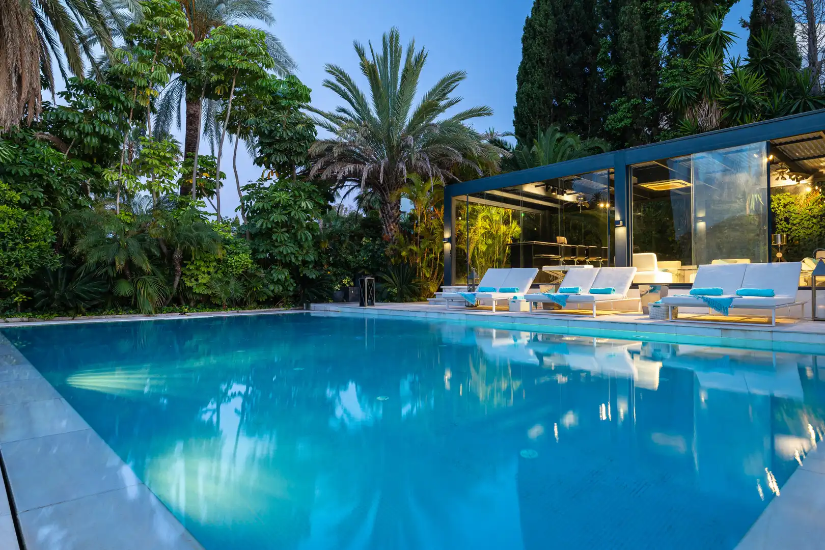 Piscina de Casa o xalet en venda en Nueva Andalucía