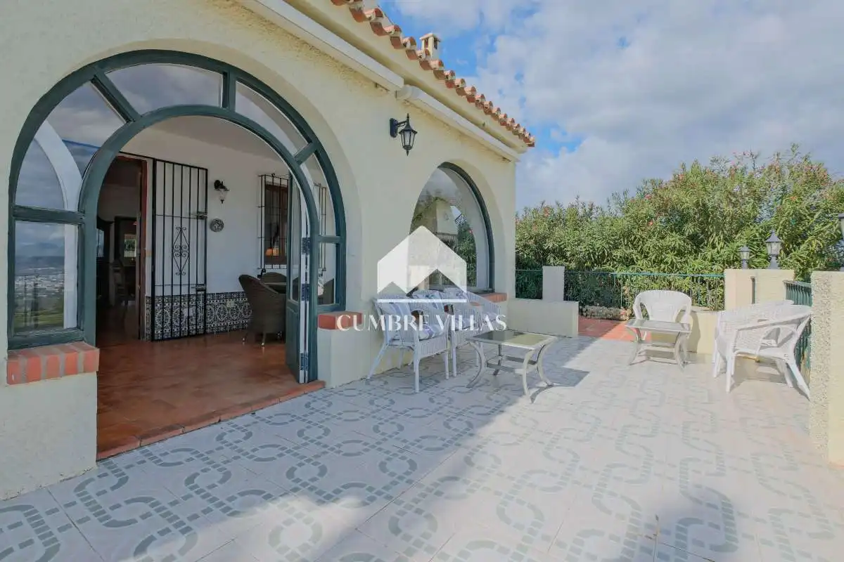 Vista exterior de Casa o xalet en venda en Nerja amb Jardí privat i Terrassa