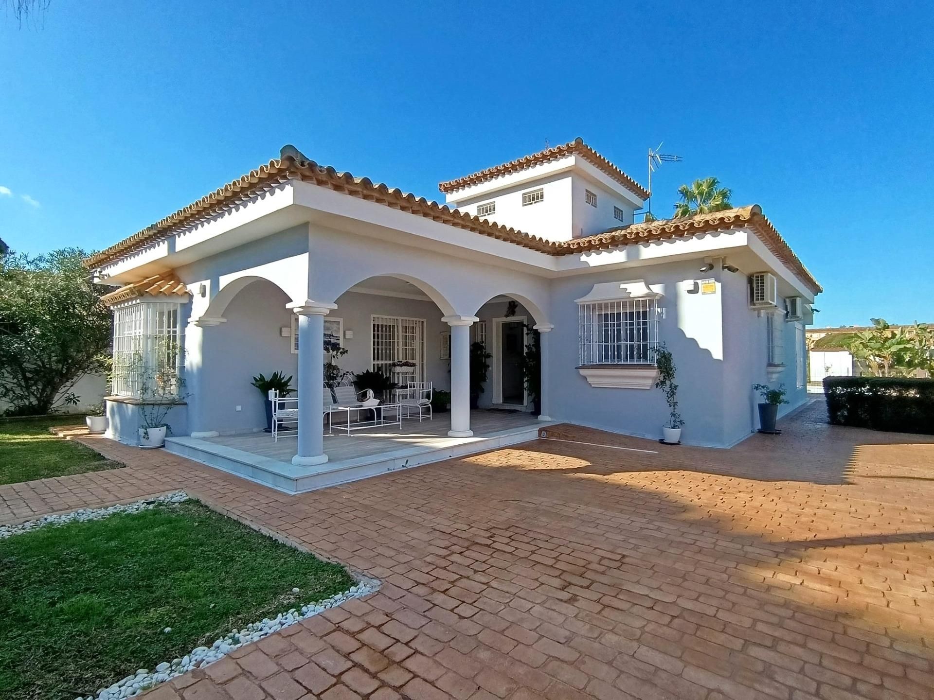 Vista exterior de Casa o chalet en venta en Chiclana de la Frontera con Aire acondicionado, Jardín privado y Trastero